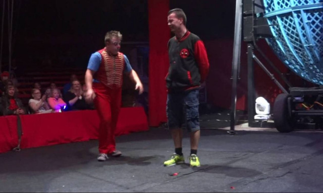 Σοκαριστικό βίντεο: Κλόουν παραλίγο να σκοτώσει θεατή!