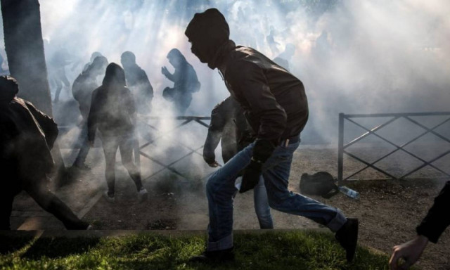 Καζάνι που βράζει η Γαλλία: Δείτε LIVE τα επεισόδια των διαδηλωτών με την αστυνομία στο Παρίσι (Vid)