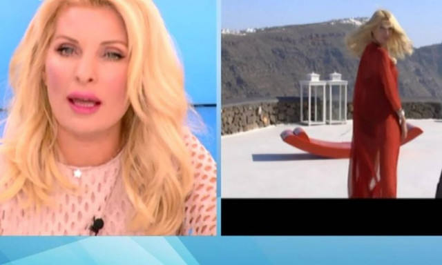 Κι όμως είναι η Ελένη Μενεγάκη στην πιο σέξι διαφήμισή της με μαγιό