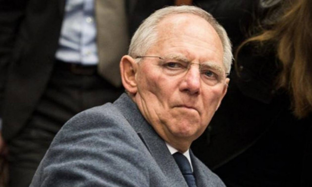 Spiegel: «Όχι» του Σόιμπλε σε μακροπρόθεσμες εγγυήσεις για τα ελληνικά επιτόκια