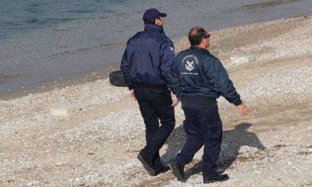 Μεσολόγγι: Σοκ για λουόμενο - Διαβάστε τι βρήκε στη θάλασσα