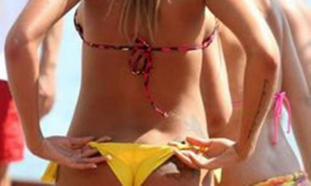 Οι διάσημες «πίσω όψεις» προκαλούν... εγκεφαλικά στην παραλία! (photos)