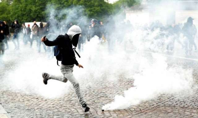 Εκτός ελέγχου η κατάσταση στη Γαλλία: Απαγόρευση διαδηλώσεων έπειτα από μια «νύχτα φωτιάς» (Vids)