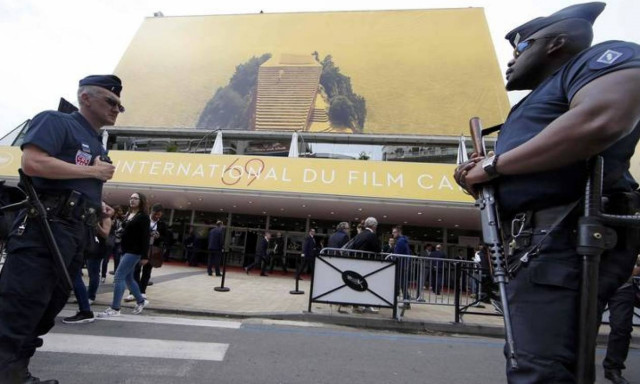 «Αστυνομικοί» προκαλούν πανικό στην Κυανή Ακτή