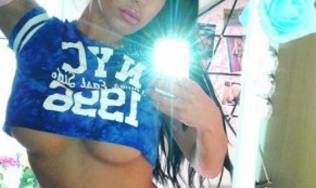 Σέξι Ελληνίδα ξύπνησε τώρα και ξέχασε να φορέσει σουτιέν