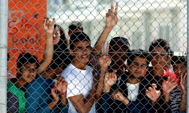 Εξέγερση προσφύγων στη Μυτιλήνη - Διαδηλώσεις για να φύγουν από το νησί