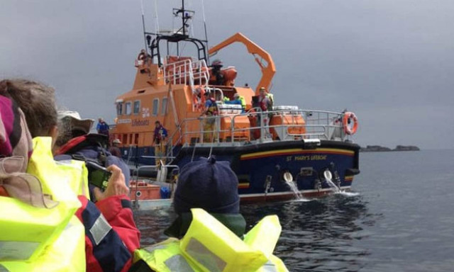 Ώρες αγωνίας με ναυάγιο τουριστικού πλοίου στη Βρετανία (pic)