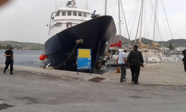 Γκαφατζής καπετάνιος πήρε «παραμάζωμα» ιστιοπλοϊκό και καταμαράν (photos)
