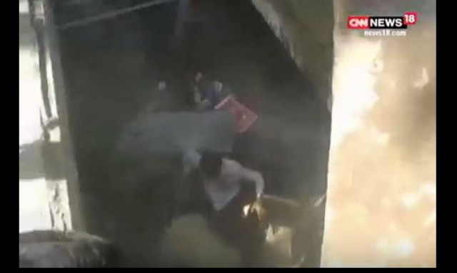 Σοκ: Βουλευτής βρέθηκε στο κενό ενώ μιλούσε με πολίτες (video)