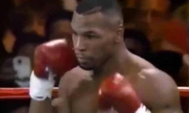 Σάλος με τον ταξιδιώτη στο χρόνο: Εμφανίστηκε με smartphone σε αγώνα του Τάισον το 1995! (video)