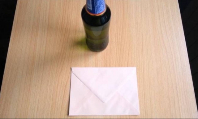 Πώς να ανοίξετε μία μπύρα με ένα... φάκελο! (video)