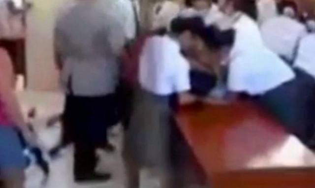 Θρίλερ σε σχολείο με 100 δαιμονισμένα παιδιά: Έβλεπαν οράματα και... κάτι ήθελε να τα πνίξει! (vid)