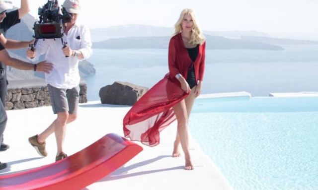 Ελένη Μενεγάκη: Με μαγιό αλλά χωρίς ρετούς στη Σαντορίνη! (photos)