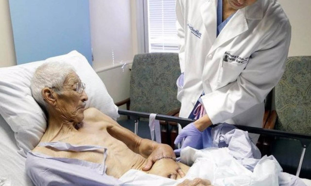 Του έραψαν το χέρι στο στομάχι - Δείτε γιατί... (Σκληρές εικόνες)