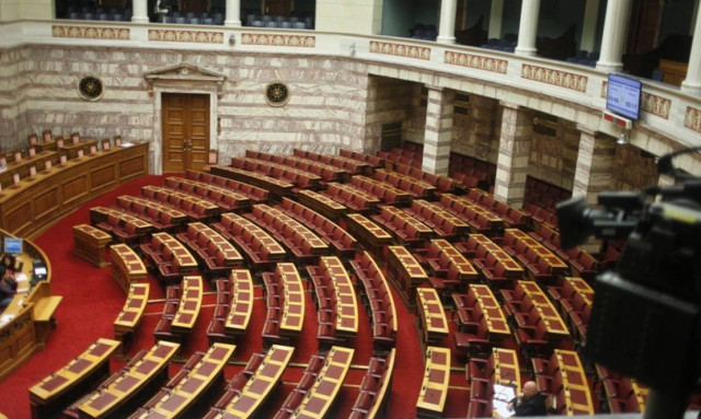 Πολυνομοσχέδιο: Ένταση, προσωπικές αντιπαραθέσεις και ύβρεις στη Βουλή