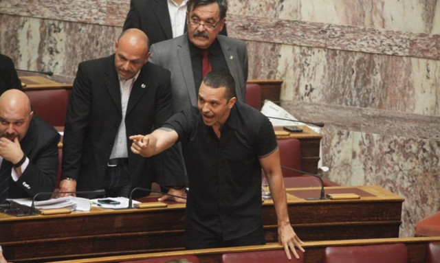 Χαμός στη Βουλή - Κασιδιάρης: Βλάκα, καραγκιόζη – Μπαλαούρας: Δεν σε φοβάμαι (vid)