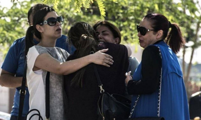 Συντριβή αεροπλάνου Egyptair: Οι πρώτες φωτογραφίες από τους συγγενείς των επιβατών (pics)
