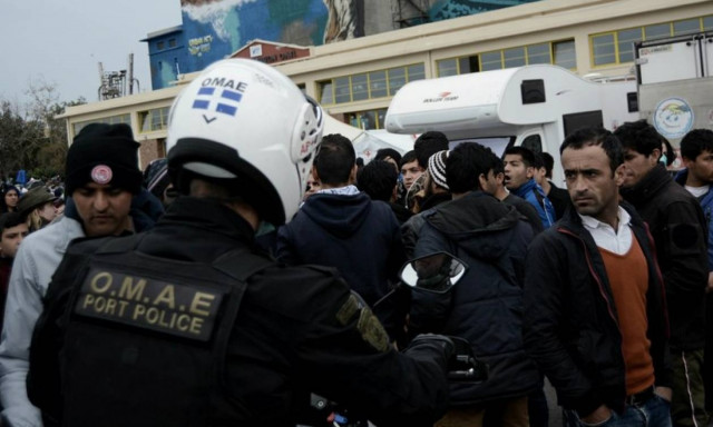 Λιμάνι Πειραιά: Πρόσφυγας επιτέθηκε με φαλτσέτα στους λιμενικούς