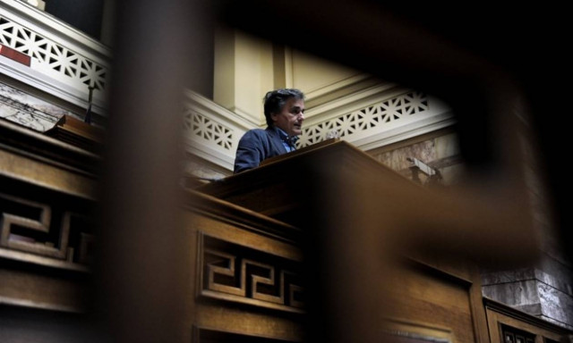 Φόροι ισοπεδωτές στα συντρίμμια του Έλληνα