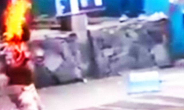 Βίντεο - Σoκ: Τον περιέλουσαν με βενζίνη και τον έκαψαν ζωντανό για 4,5 ευρώ