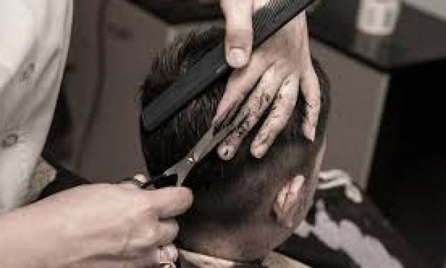 Ενας κουρέας που πληρώνεται σε είδος...