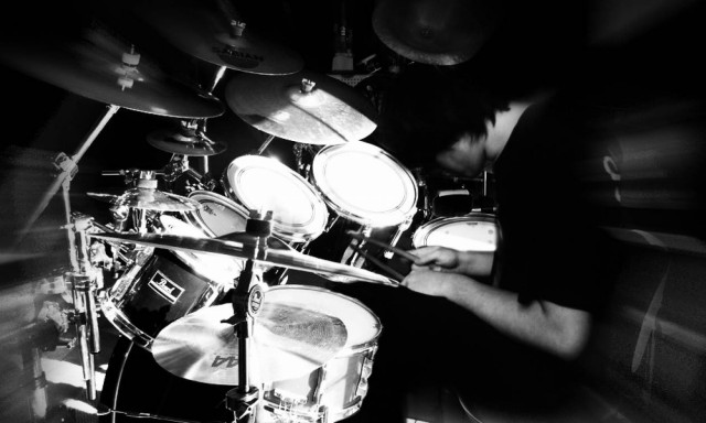 Σοκ! Πέθανε πάνω στην σκηνή ντράμερ πασίγνωστου συγκροτήματος