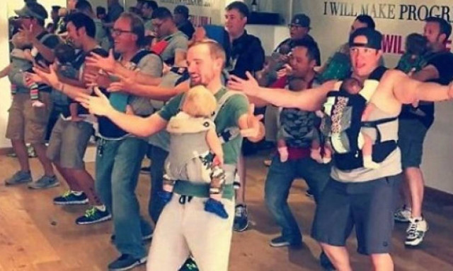 Μπαμπάδες χορεύουν αγκαλιά με τα μωρά τους - Δείτε το βίντεο που έγινε viral