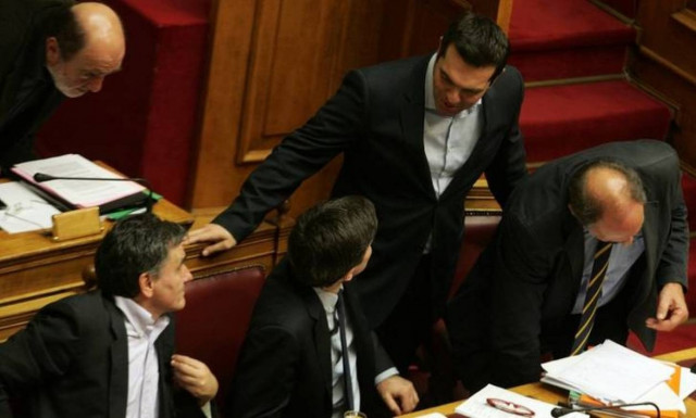 Πολυνομοσχέδιο: Αλλαγές της τελευταίας στιγμής για το ΕΚΑΣ και τα ειδικά μισθολόγια