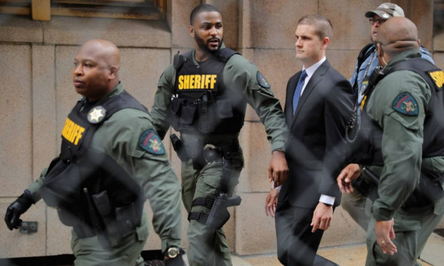 ΗΠΑ: Απαλλάχθηκε των κατηγοριών αστυνομικός για τον θάνατο Αφροαμερικανού