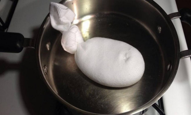 Γεμίζει μία κάλτσα με αλάτι και την τοποθετεί στο τηγάνι - Ο λόγος θα σας εκπλήξει!