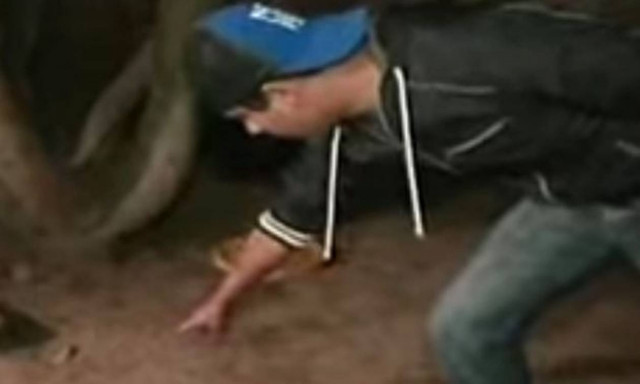 Σάλος: Εξωγήινος έπεσε από UFO και άρχισε να περπατά στην πόλη! (video)