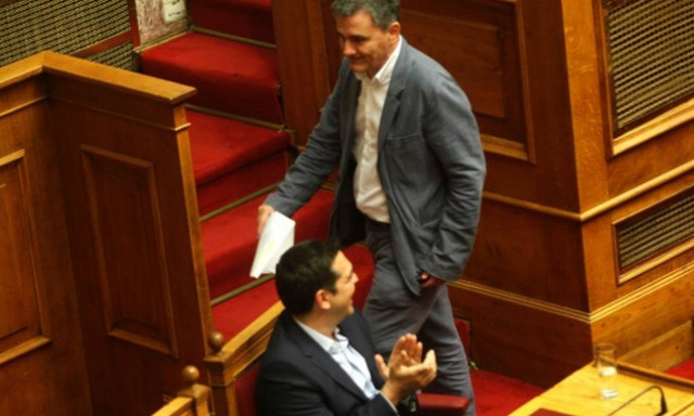 «Οδοστρωτήρας» φόρων από τον Ιούνιο: Κάθε μήνα και νέες επιβαρύνσεις