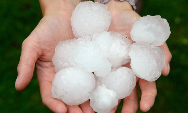 Βίντεο σοκ: Αυτό είναι το μεγαλύτερο σε μέγεθος χαλάζι που «χτύπησε» ποτέ