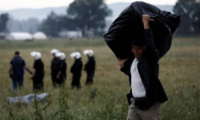 Thirteen buses with refugees and migrants left from Idomeni for new hosting facilities