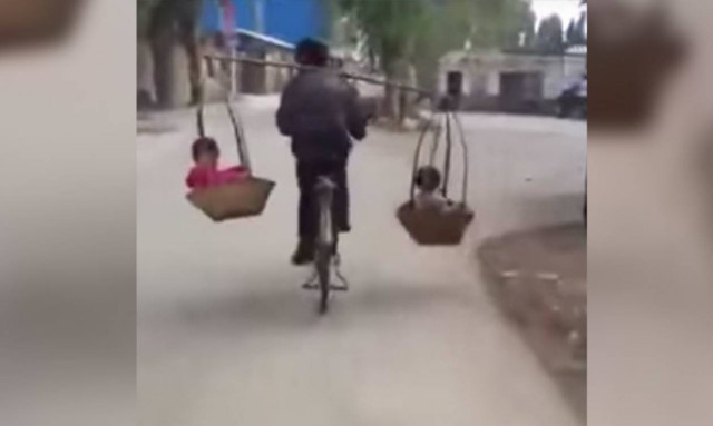 Viral Video: Παράτολμος πατέρας μεταφέρει τα παιδιά του με τον πιο ανορθόδοξο τρόπο