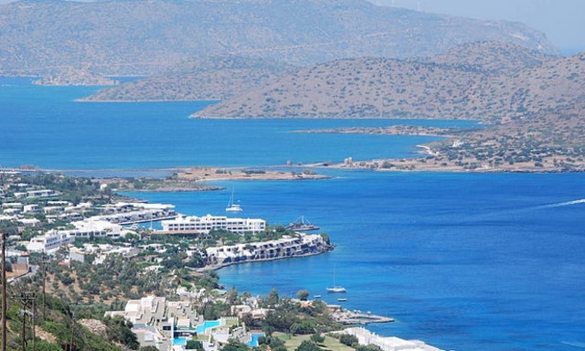 «Σφηνώσαμε! Δεν μπορούμε να πάμε πουθενά» - Σάλος με το πρωτοφανές περιστατικό στην Ελούντα