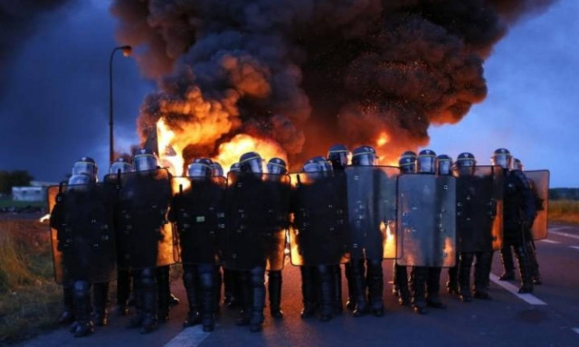 Παραλύει η Γαλλία: Προσφεύγει στα στρατηγικά αποθέματα πετρελαίου λίγο πριν το Euro 2016 (Vid)