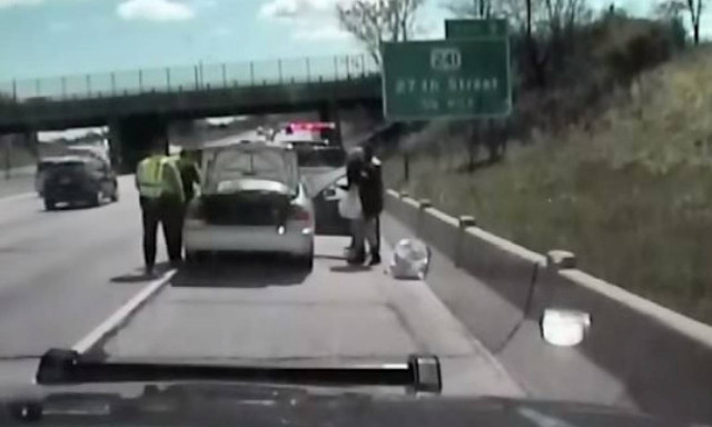 Έξαλλη! Την σταμάτησαν για υπερβολική ταχύτητα και... δείτε πώς αντέδρασε (vid)