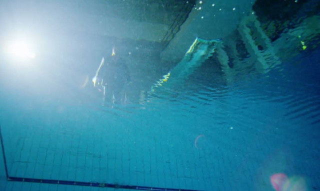 Τραγωδία στην Σκιάθο: Πέθανε ενώ κολυμπούσε στην πισίνα της βίλας που είχε νοικιάσει