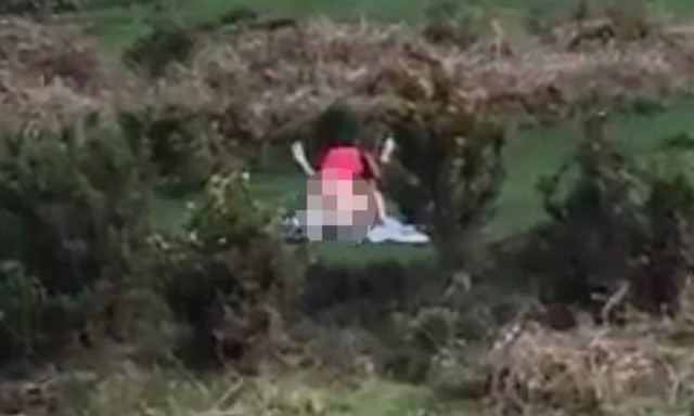 Δεν φαντάζεστε πού τους «τσάκωσε» να κάνουν άγριο σεξ σε κοινή θέα (video)