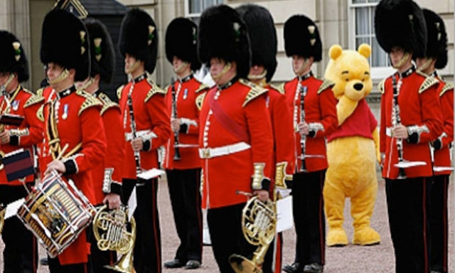 O Γουίνι το αρκουδάκι γίνεται 90 ετών και συναντά τη βασίλισσα Ελισάβετ! (vid)