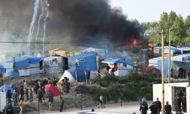 Γαλλία: Συγκρούσεις με τραυματίες στη «Ζούγκλα» του Καλαί (pic+vid)