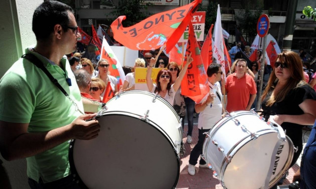 Ένταση έξω από το υπουργείο Υγείας - Νοσηλευτές «πολιορκούν» το κτήριο