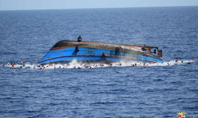Βίντεο-σοκ της ιταλικής ακτοφυλακής - Νέο ναυάγιο στο οποίο αγνοούνται 350 μετανάστες (Vid)