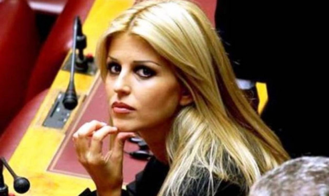 Η Έλενα Ράπτη χωρίς σουτιέν! (video)