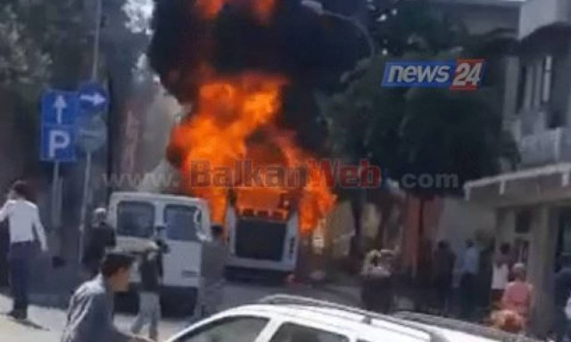 Αλβανία: Δύο νεκροί και δέκα τραυματίες από πυρκαγιά σε λεωφορείο (vid)