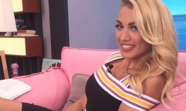 Το είδαμε και αυτό: Η Κωνσταντίνα Σπυροπούλου βγαίνει και σε... τσάντα!