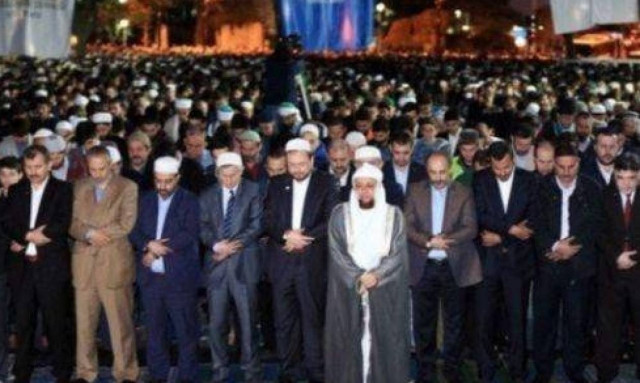 Πρόκληση! Ισλαμιστές έξω από την Αγία Σοφία απαιτούν να γίνει τζαμί (pics)