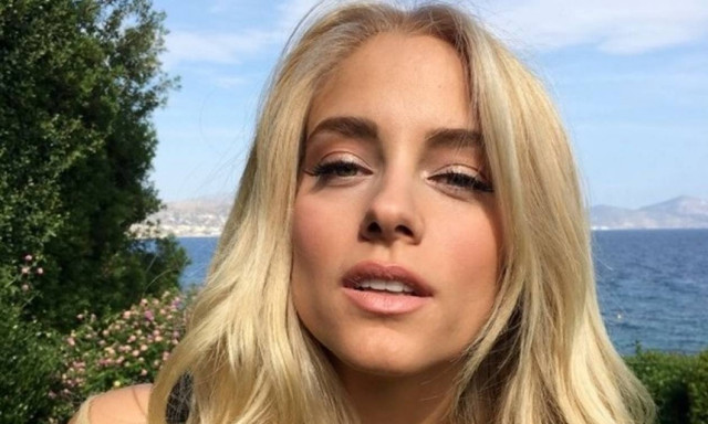 Τέλειο βλέμμα: Πώς να βάλετε μόνες σας ψεύτικες βλεφαρίδες και πώς να πετύχετε τα φρύδια των stars