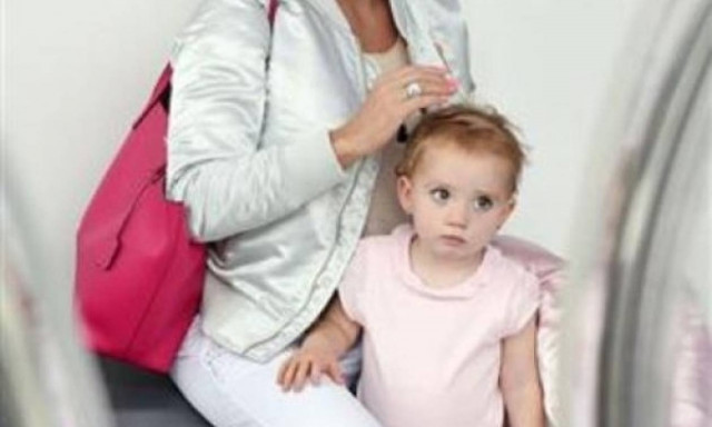 Αυτό παραπάει! Πήγε για μπότοξ και πήρε μαζί και την τριών ετών κόρη της